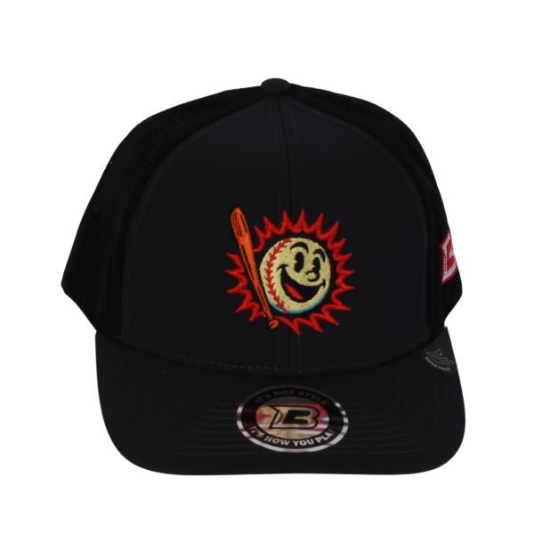 Gorra negra DB3 Ball & Bash – Night Swing vista frontal, con Sluggie encendido y actitud de juego nocturno