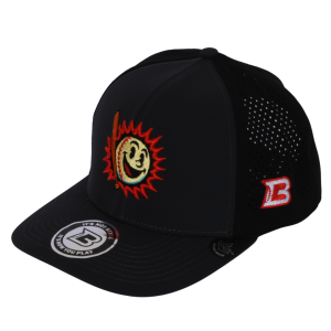 Gorra negra DB3 Ball & Bash – Night Swing vista lateral, con Sluggie encendido y actitud de juego nocturno