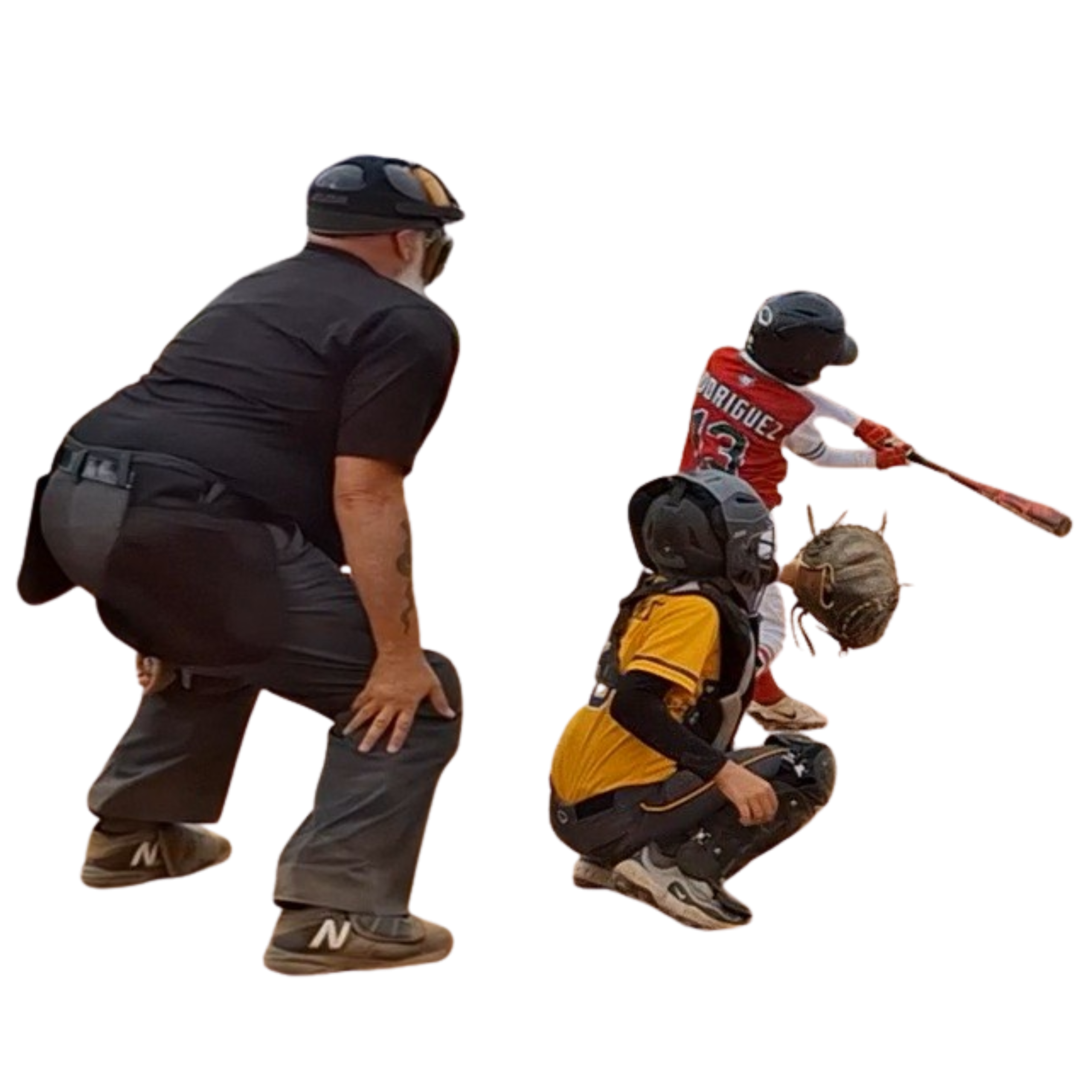 bateador haciendo swing con el catcher y ampayer